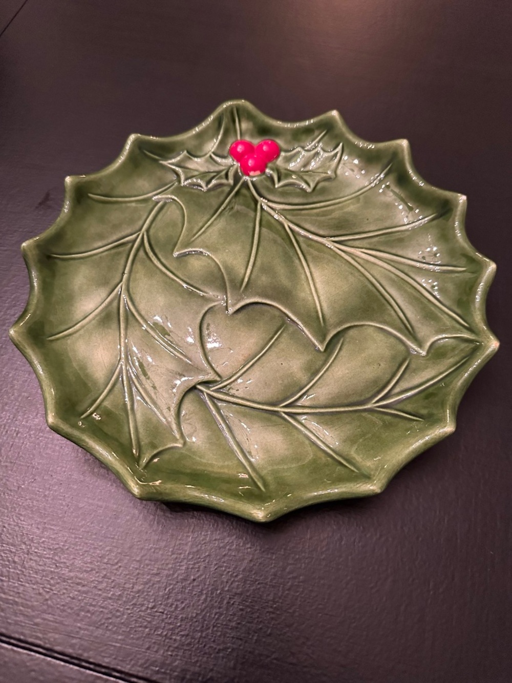 Holland Mold Vintage Green Holly Leaf & Red Berries Holiday plate 8 1/2" round